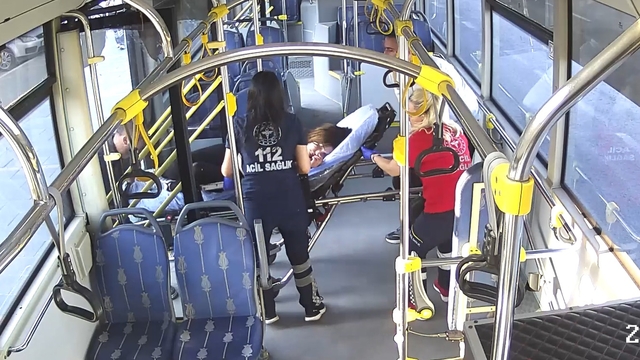Otobüste fenalaşan yolcuyu hastaneye yetiştirdi
