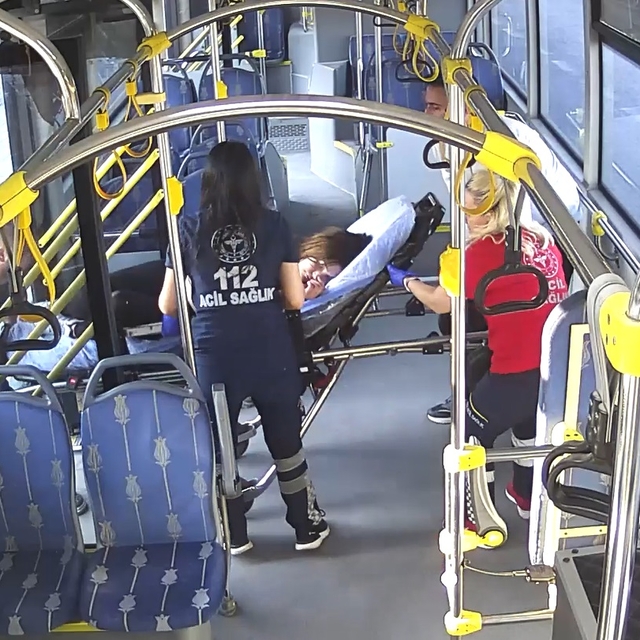 Otobüste fenalaşan yolcuyu hastaneye yetiştirdi