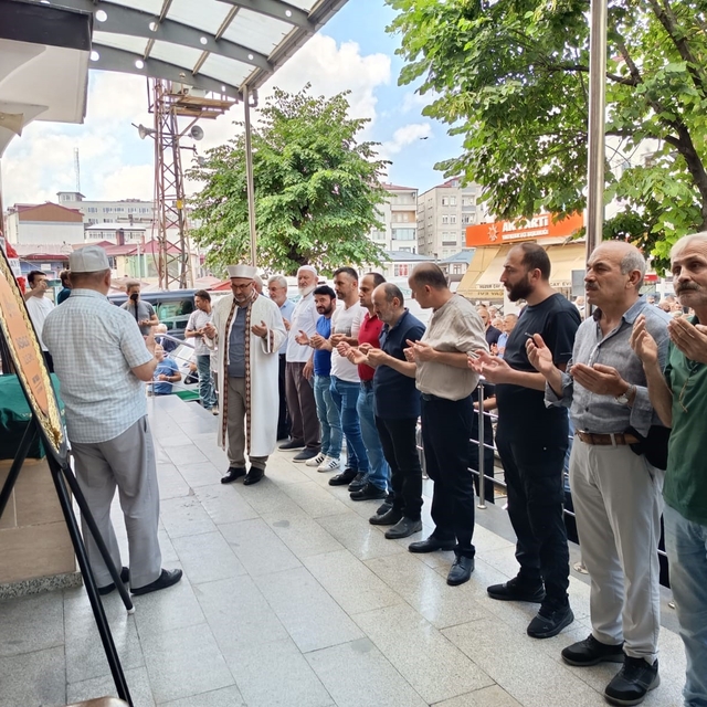 Denizde boğulan genç son yolculuğuna uğurlandı