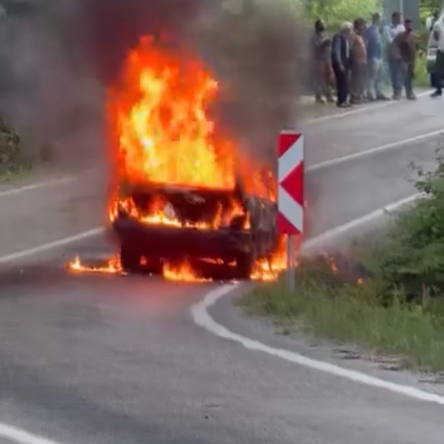 Seyir halindeki otomobil alev topuna döndü