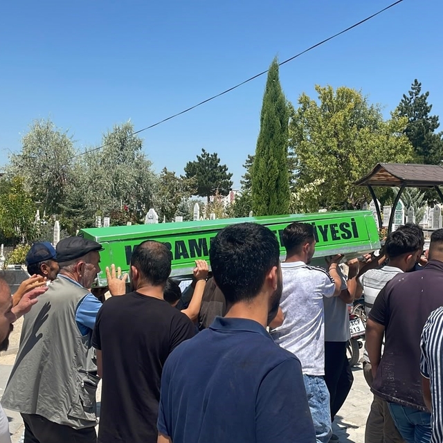 Motosikletin otomobile ok gibi saplandığı kazada ölen genç toprağa verildi...