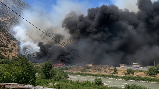 Hakkari'de hurdalık alanda yangın çıktı