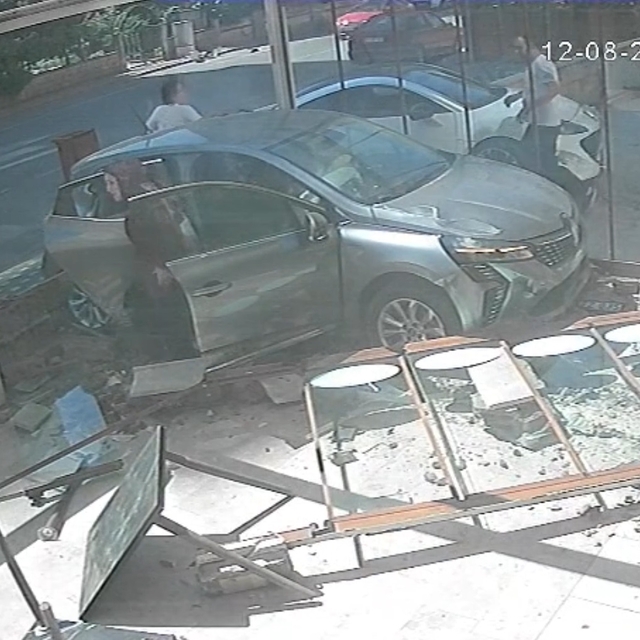Çarpışan otomobillerden biri fırına girdi