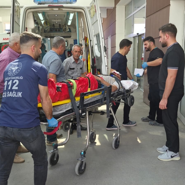 Motosiklet ile otomobil çarpıştı: 1 ağır yaralı