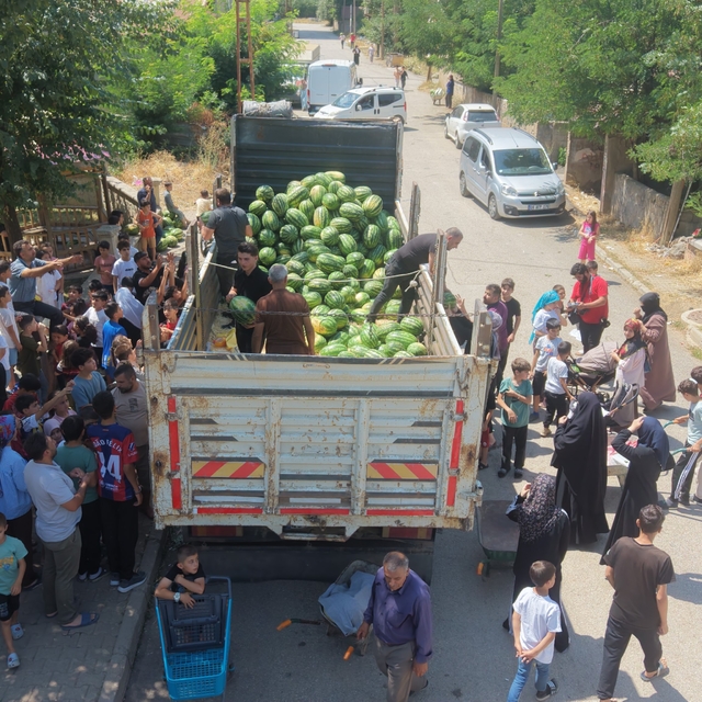 Muş karpuzu 8 mahallede vatandaşlara ücretsiz dağıtıldı