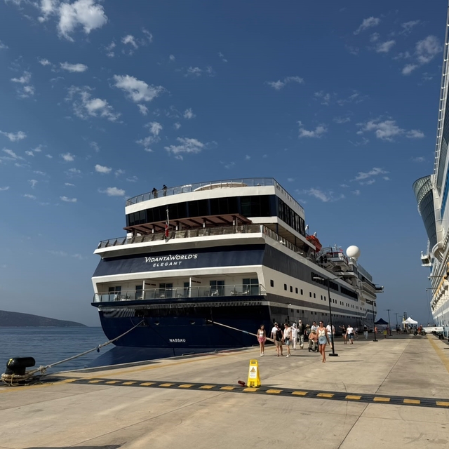Bodrum'a 2 gemi birden geldi