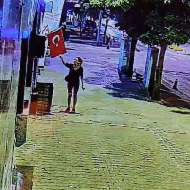 Türk bayrağını yakmaya çalışan şüpheli kadın yakalandı