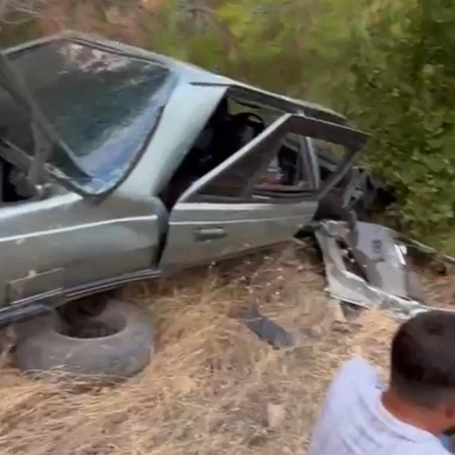 Uçuruma yuvarlanan otomobilin sürücüsü yaralandı