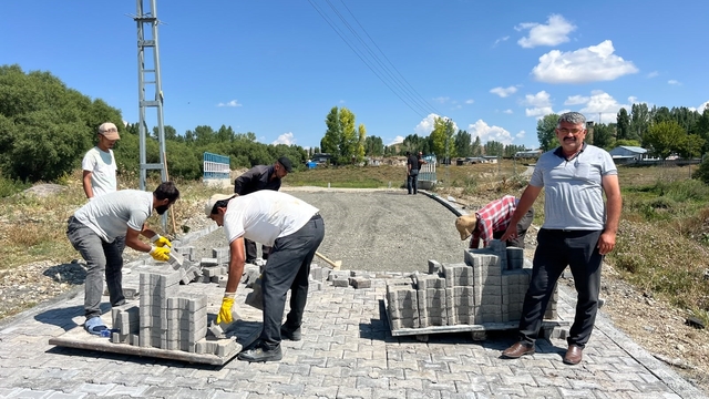 Kars'ta Üçpınar Köyü'nde yollar parke taşlarıyla yenileniyor