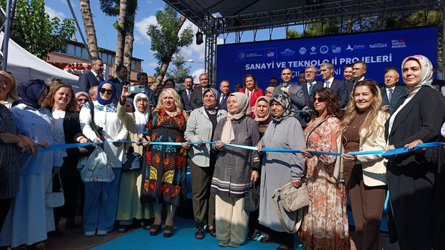 Bakan Kacır: "Afyonkarahisar'da gerçekleşecek 164 milyar lira yatırımın ve 28 binin üzerinde istihdamın önünü açtık"
"Şehrimizde yapılacak yatırımlarda kullanılacak krediler için finansman desteğini 30 milyon liraya çıkarırken, 9,25 puan finansman desteği sunuyoruz"
