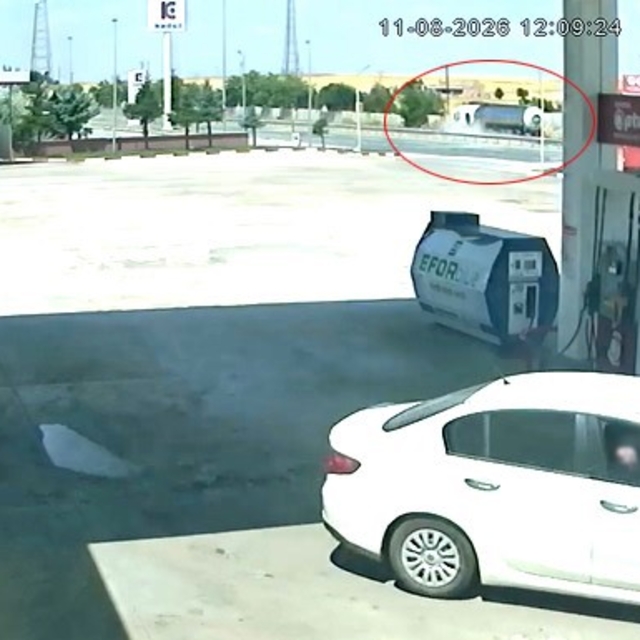 Kalp krizi geçiren tır sürücüsü bariyerlere çarparak kaza yaptı