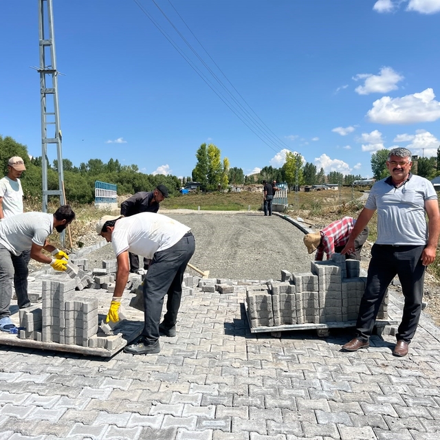 Kars'ta Üçpınar Köyü'nde yollar parke taşlarıyla yenileniyor
