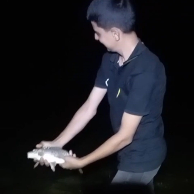 Oltasına takılan yavru sazanı "Büyü de gel" diyerek tekrar suya bıraktı