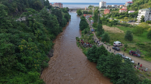 Giresun'da sel sularına kapılan anne ile kızını arama çalışmaları havadan görüntülendi
