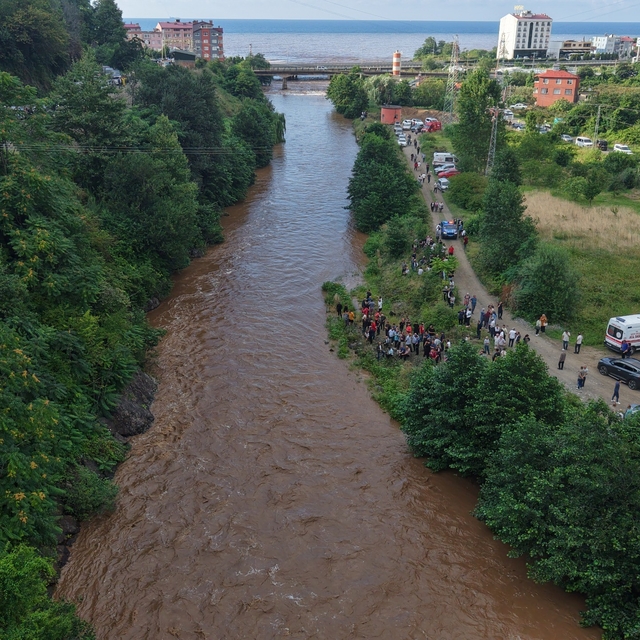 Giresun'da sel sularına kapılan anne ile kızını arama çalışmaları havadan g...