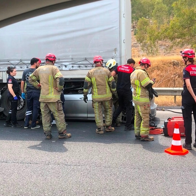 İzmir'de feci kaza: Tıra çarpan otomobilin sürücüsü hayatını kaybetti