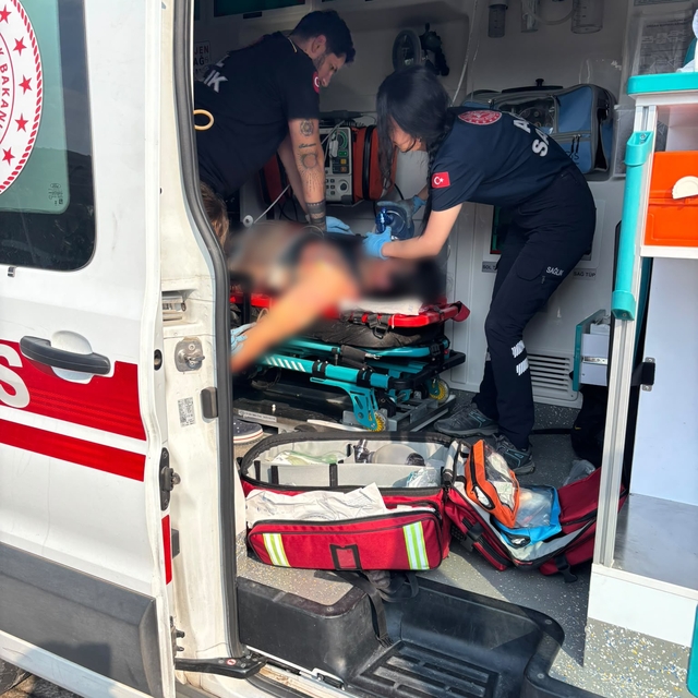 Önce servis aracına ardından tıra çarpan motosiklet sürücüsü ağır yaralandı