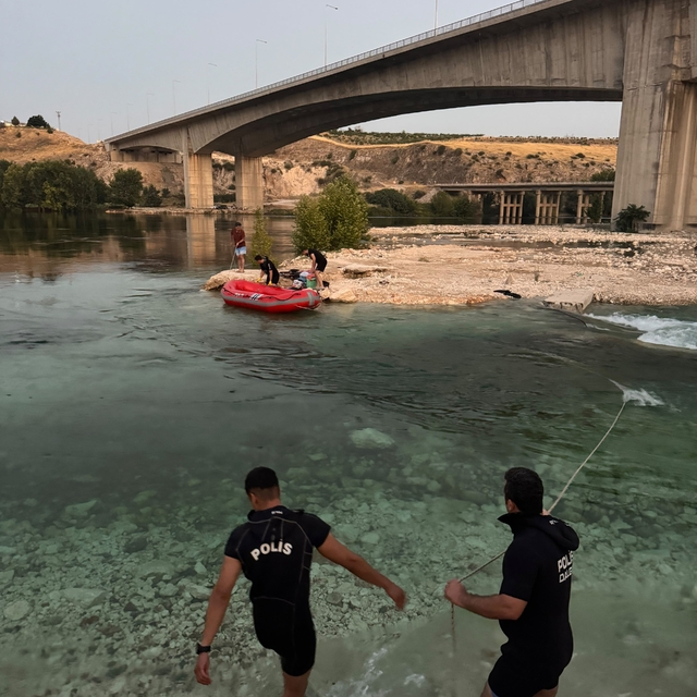 Fırat Nehri'nde su seviyesinin yükselmesi ile mahsur kalan 10 kişi kurtarıl...