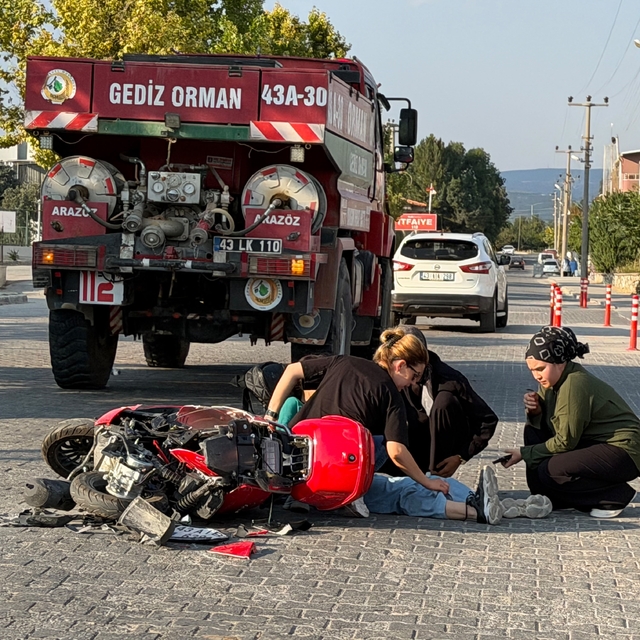 Gediz'de arazöz ile motosiklet çarpıştı: 1 yaralı
