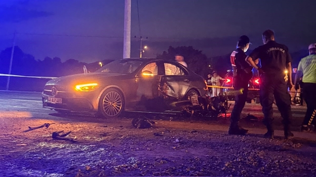 Motosiklet ile otomobil çarpıştı: 1 ölü