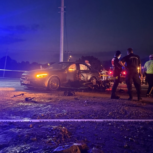 Motosiklet ile otomobil çarpıştı: 1 ölü