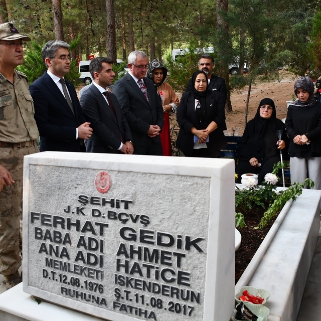 Şehit Başçavuş Ferhat Gedik mezarı başında anıldı
