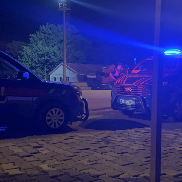 Elazığ'da bıçaklı ve silahlı kavga: 3 yaralı
