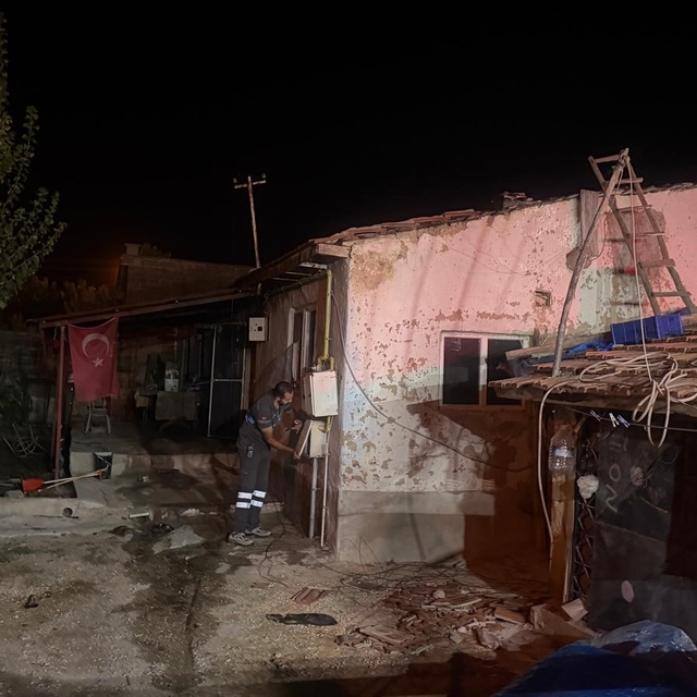 Tek başına yaşayan 78 yaşındaki adamın ocakta unuttuğu yemek evi kül etti