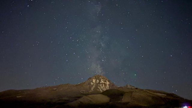 Gökyüzü tutkunları, Perseid meteor yağmurunu Erciyes'te takip etti
Binlerce vatandaş,  2 bin 650 metre yükseklikte Perseid'in tadını çıkardı