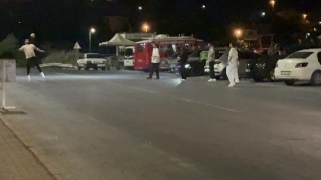Rahatlıkları pes dedirtti: İşlek caddede top oynadılar