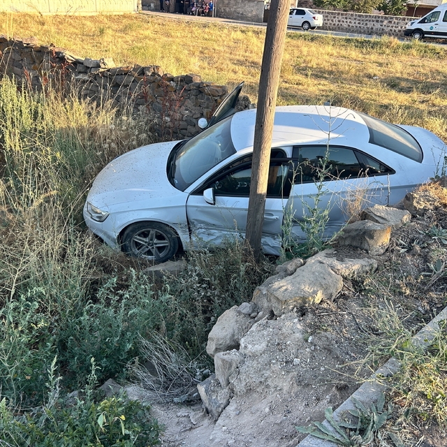 Yoldan çıkan otomobil, araziye girdi: 2 yaralı