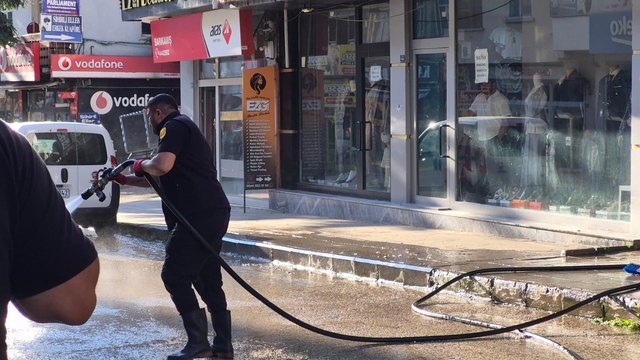 Sarıkamış'ta cadde ve kaldırımlar tazyikli suyla yıkanıyor