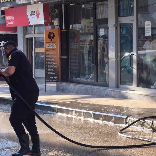 Sarıkamış'ta cadde ve kaldırımlar tazyikli suyla yıkanıyor