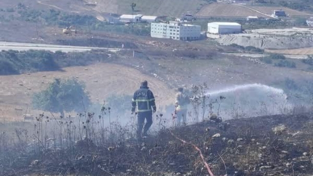 Yayladağı'nda arazi yangını geniş alana yayılmadan söndürüldü