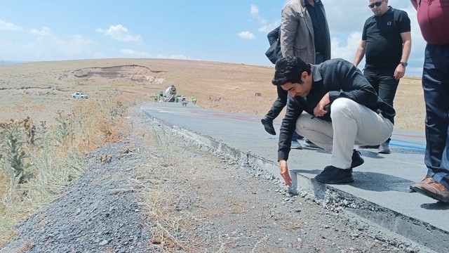 Sarıkamış'ta beton yol çalışmaları yerinde incelendi