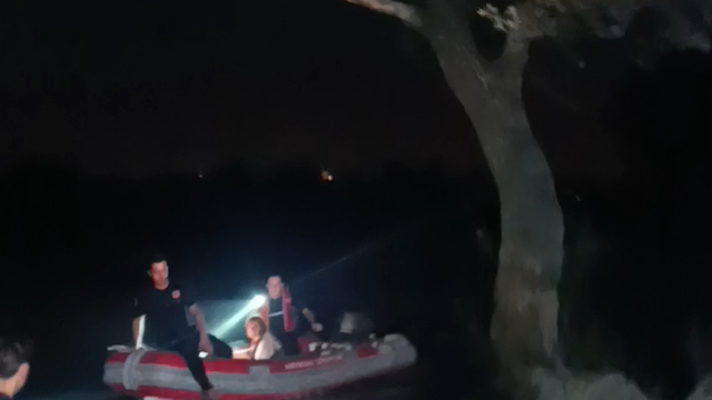 Irmaktaki adacıkta mahsur kaldı, kendisini kurtaran ekiplerden özür diledi