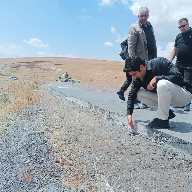 Sarıkamış'ta beton yol çalışmaları yerinde incelendi