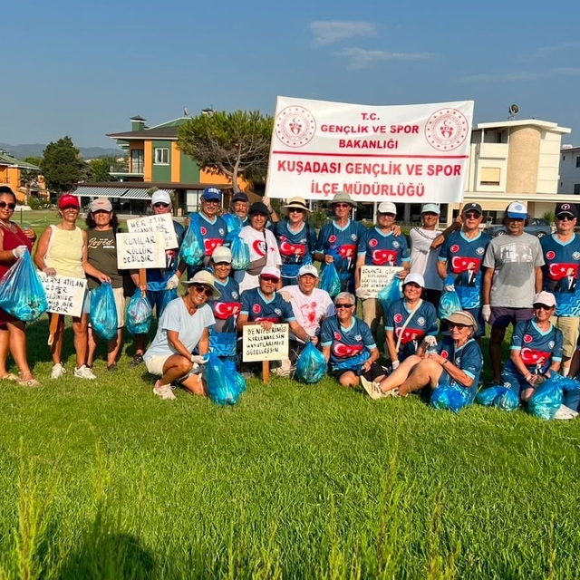 Kuşadası'nda sabah sporu sonrası çevre temizliği