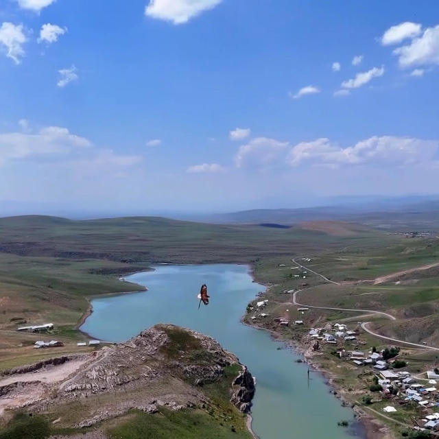 Kartal ile avladığı yılanın gökyüzünde süzüldüğü anlar dron kamerasında