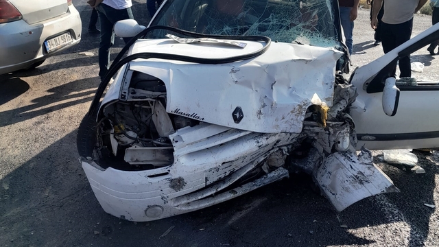 Van'da iki otomobil kafa kafaya çarpıştı: 7 yaralı
