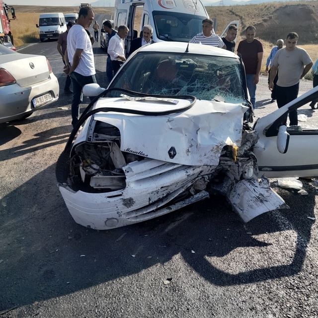 Van'da iki otomobil kafa kafaya çarpıştı: 7 yaralı