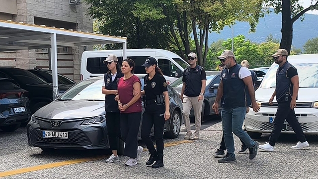 FETÖ'cü yüzbaşının ablasına 10 yılda 2. tutuklama
10 yıl önce "yardım yataklık" suçundan 1 yıl tutuklu kalan FETÖ'cü yüzbaşının ablası, bu kez "örgüt üyeliği"nden cezaevine girdi
Kardeşiyle word üzerinden görüşüyormuş
Taslak mail haberleşmesini hatırlamadı