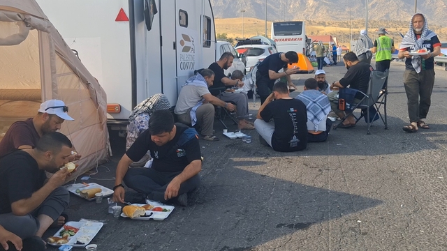 Irak sınırındaki Filistin Konvoyu'na günlük 3 öğün yemek desteği