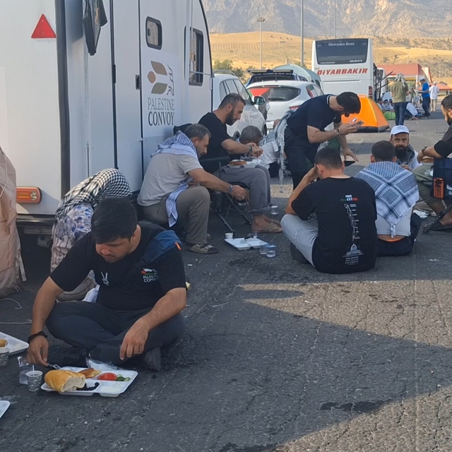 Irak sınırındaki Filistin Konvoyu'na günlük 3 öğün yemek desteği
