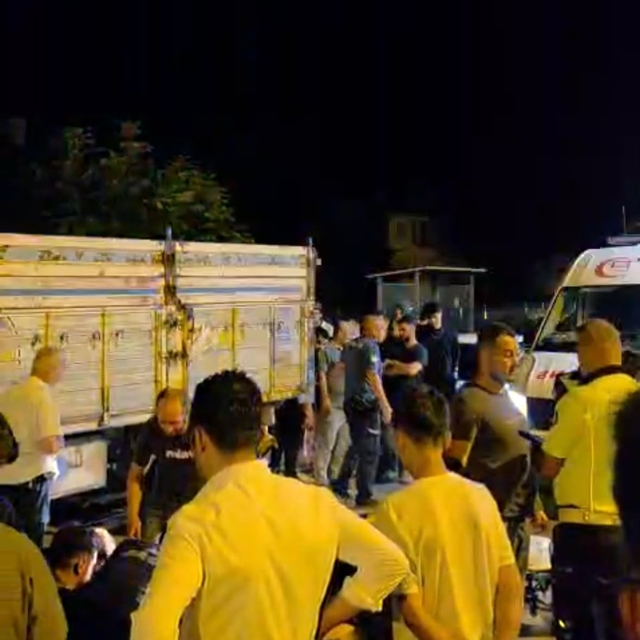Park halindeki kamyonete çarpan motosiklet sürücüsü hayatını kaybetti