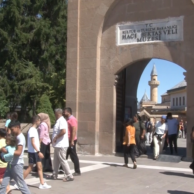 Hacı Bektaş Veli Türbesi'ne ziyaretçi akını
Anma etkinliğine Cumhurbaşkanı...