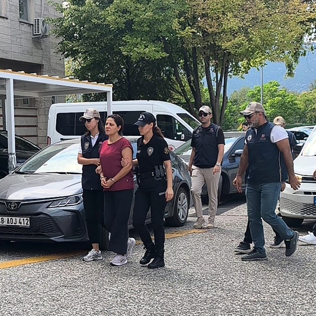 FETÖ'cü yüzbaşının ablasına 10 yılda 2. tutuklama
10 yıl önce "yardım yatak...