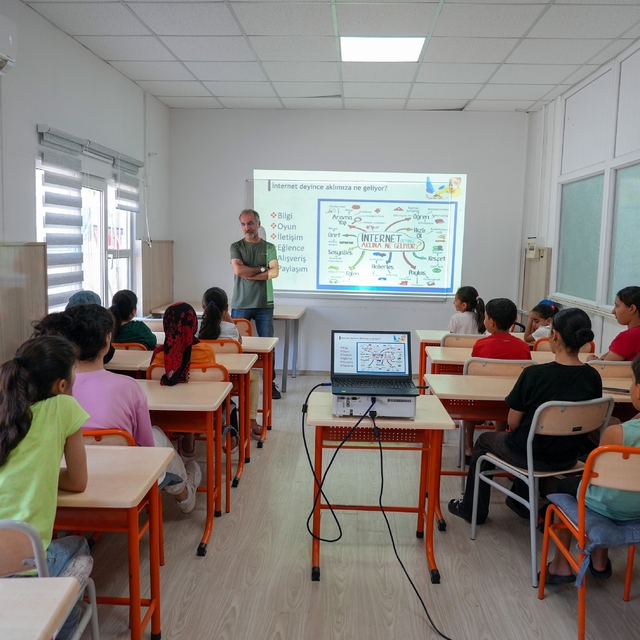 Çocuklara güvenli internet eğitimi verildi