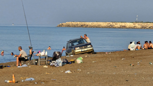 Carettaların yuvalama alanı sahile araçla girip, çadır kurdular