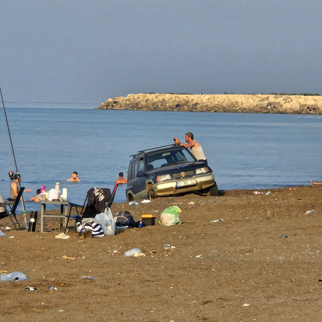 Carettaların yuvalama alanı sahile araçla girip, çadır kurdular